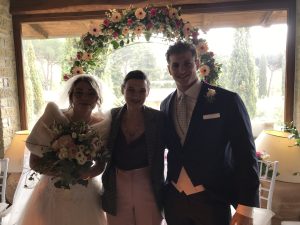 Sposi e celebrante subito dopo la celebrazione del matrimonio