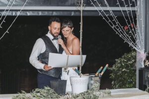 la lettura delle promesse durante il rito dell'albero