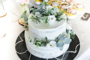 Torta nuziale nuda con decorazione con rami di eucalipto
