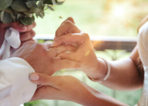 Il rito dell'anello simbolo di unione senza inizio e senza fine