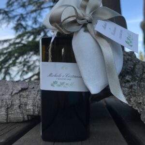 Bomboniera realizzata con una bottiglia di vino della zona dei Castelli Romani confezionata con sacchetto in lino e personalizzata con una etichetta adesiva con il nome degli sposi e una dedica rivolta agli invitati