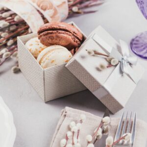 Una bomboniera dolce e colorata con i deliziosi macarones
