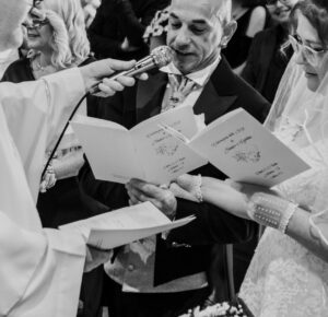 La lettura delle promesse degli sposi dal libretto della messa
