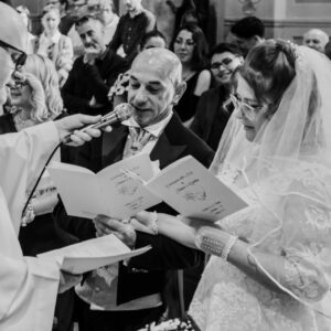 Gli sposi leggono davanti al sacerdote le loro promesse sul Libretto che hanno preparato