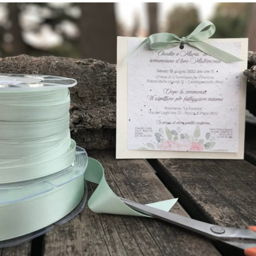 Invito in carta piantabile su supporto in cartoncino naturale e chiusura con nastro in doppio raso
