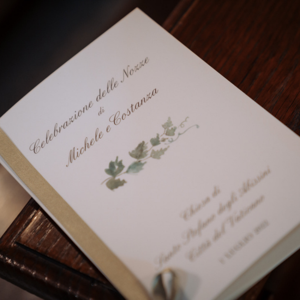 wedding-stationery-coordinati-nozze16 Libretto della cerimonia in cartocino gesso e nastro oro vecchio